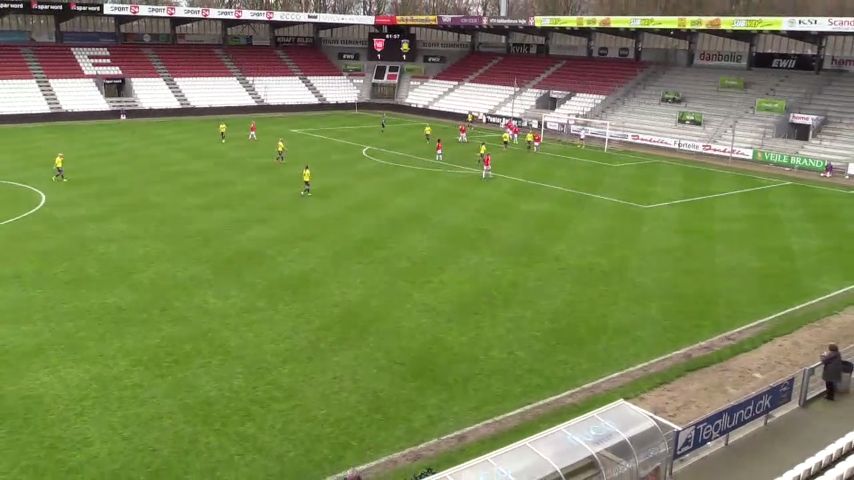 Corner kick (BRØ) from Vejle vs Brøndby IF | ELEVEN